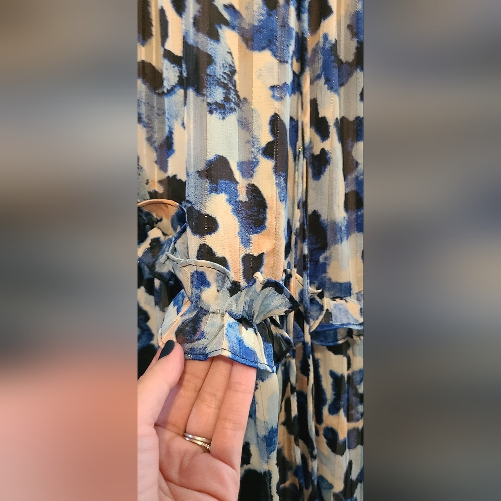 Elliatt - Halter Neck, Flowy, Iridescent Maxi Dress - Picture 3 of 13